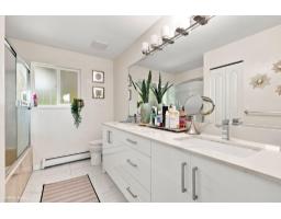13755 93a Avenue, Surrey, BC V3V8A9 Photo 17