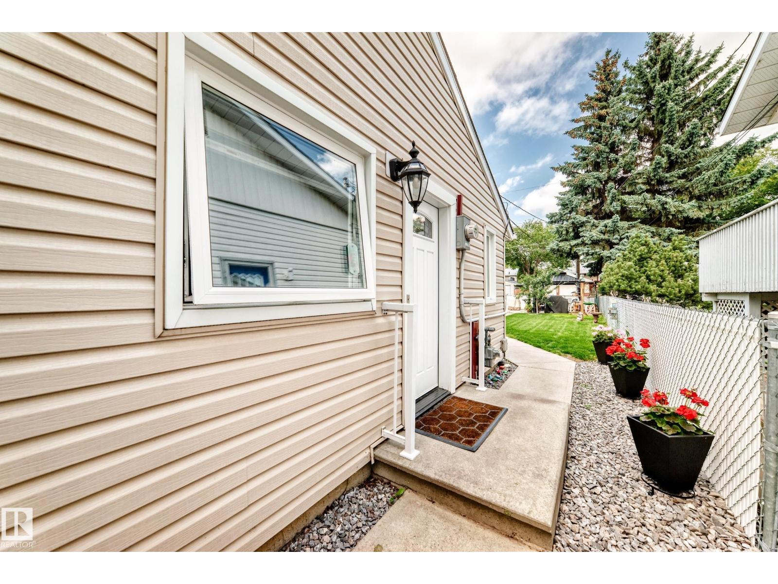 10524 128 AV NW - 42