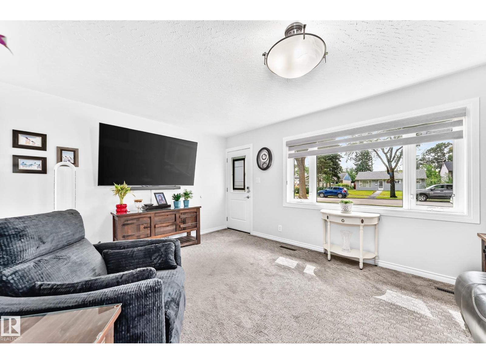 10524 128 AV NW - 8