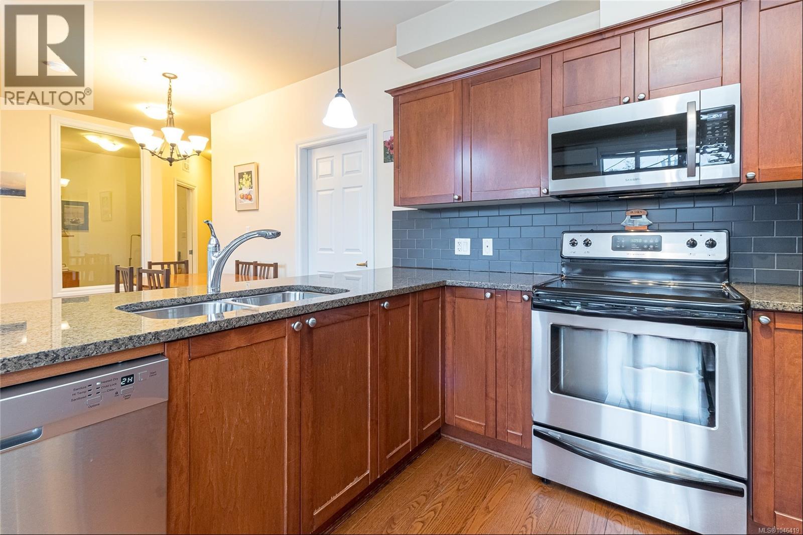 #216 866 Goldstream Ave - 10