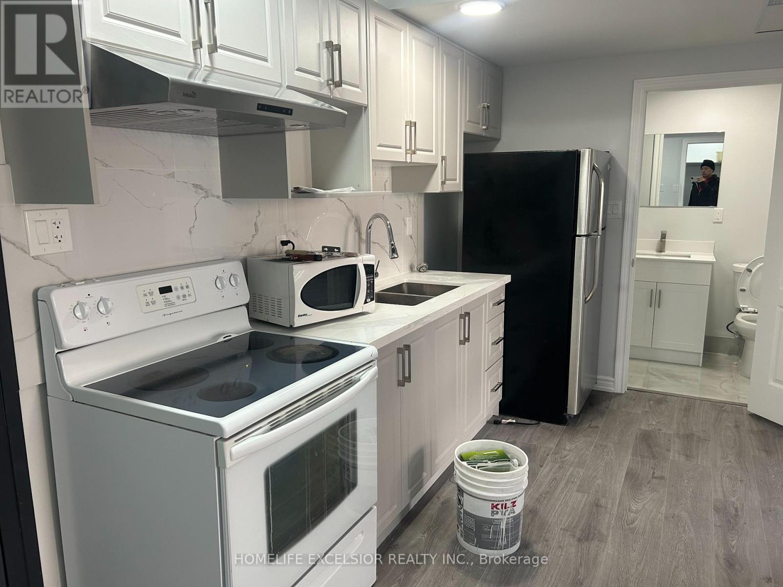 UNIT 3 - 3 SIMCOE STREET S