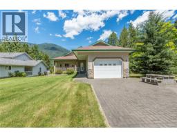 Full ensuite bathroom - 664 Ainslie Road, Harrop, BC V1L6P6 Photo 16
