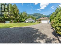 Living room - 664 Ainslie Road, Harrop, BC V1L6P6 Photo 15