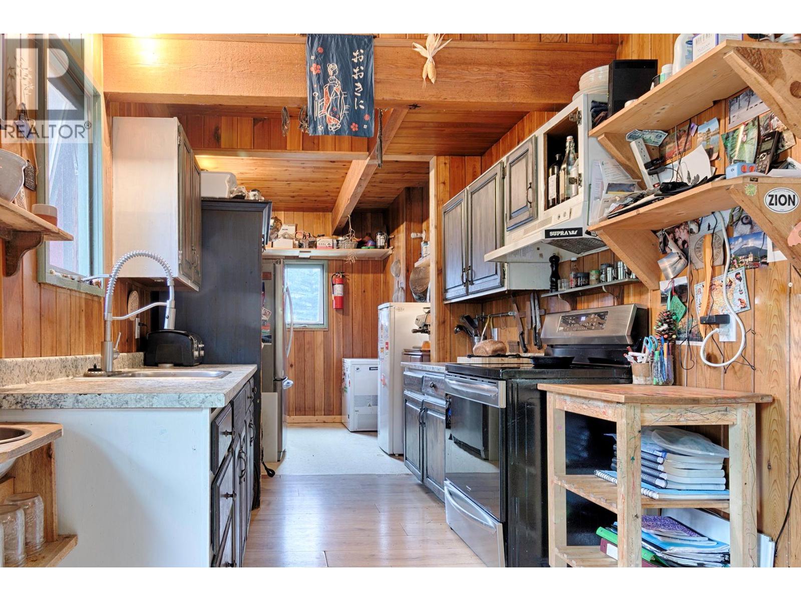1013 Slocan Street - Image 9