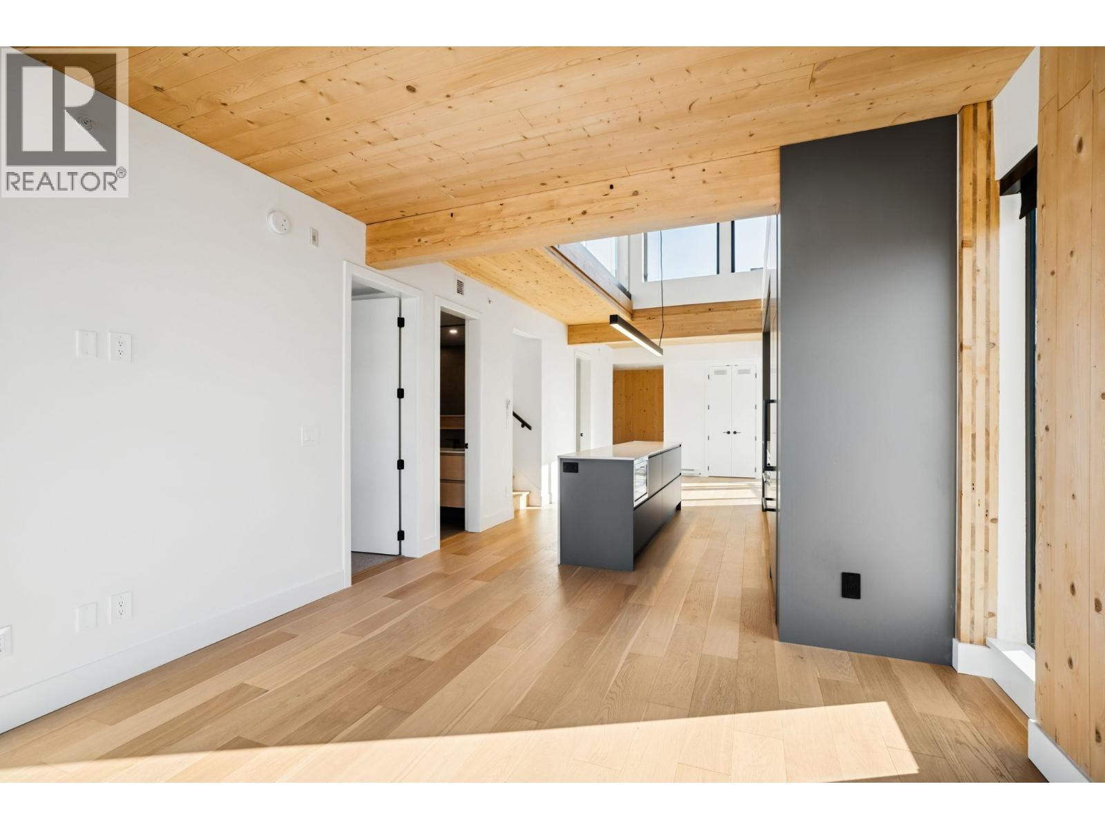 310 310 SALTER STREET, New Westminster