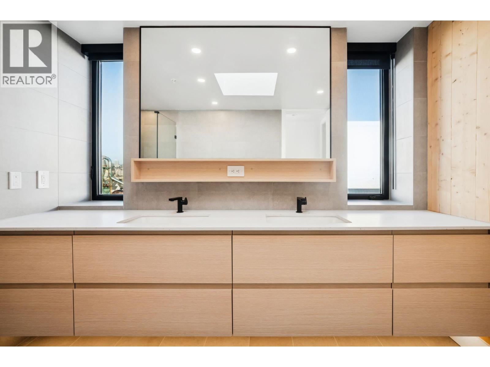 310 310 SALTER STREET, New Westminster