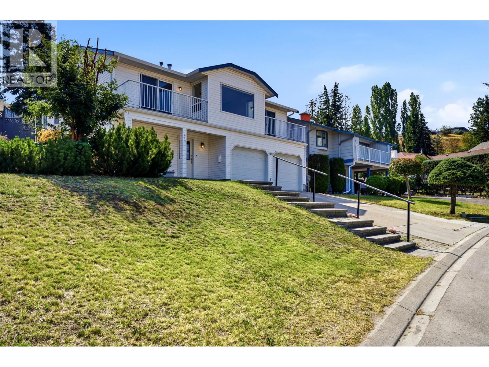 913 GREYSTONE Crescent - 2