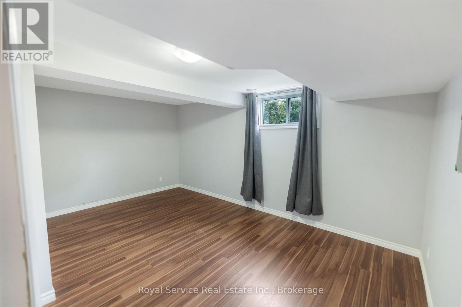 10 JANE'S COURT - 36