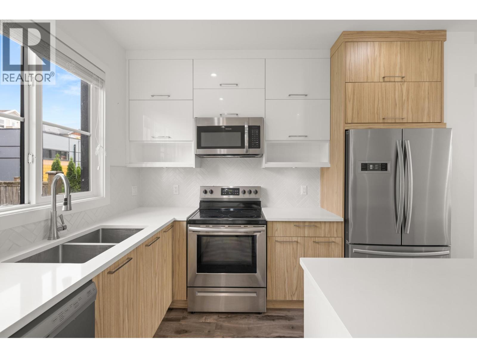 102 3423 ROXTON AVENUE, Coquitlam — photo 2