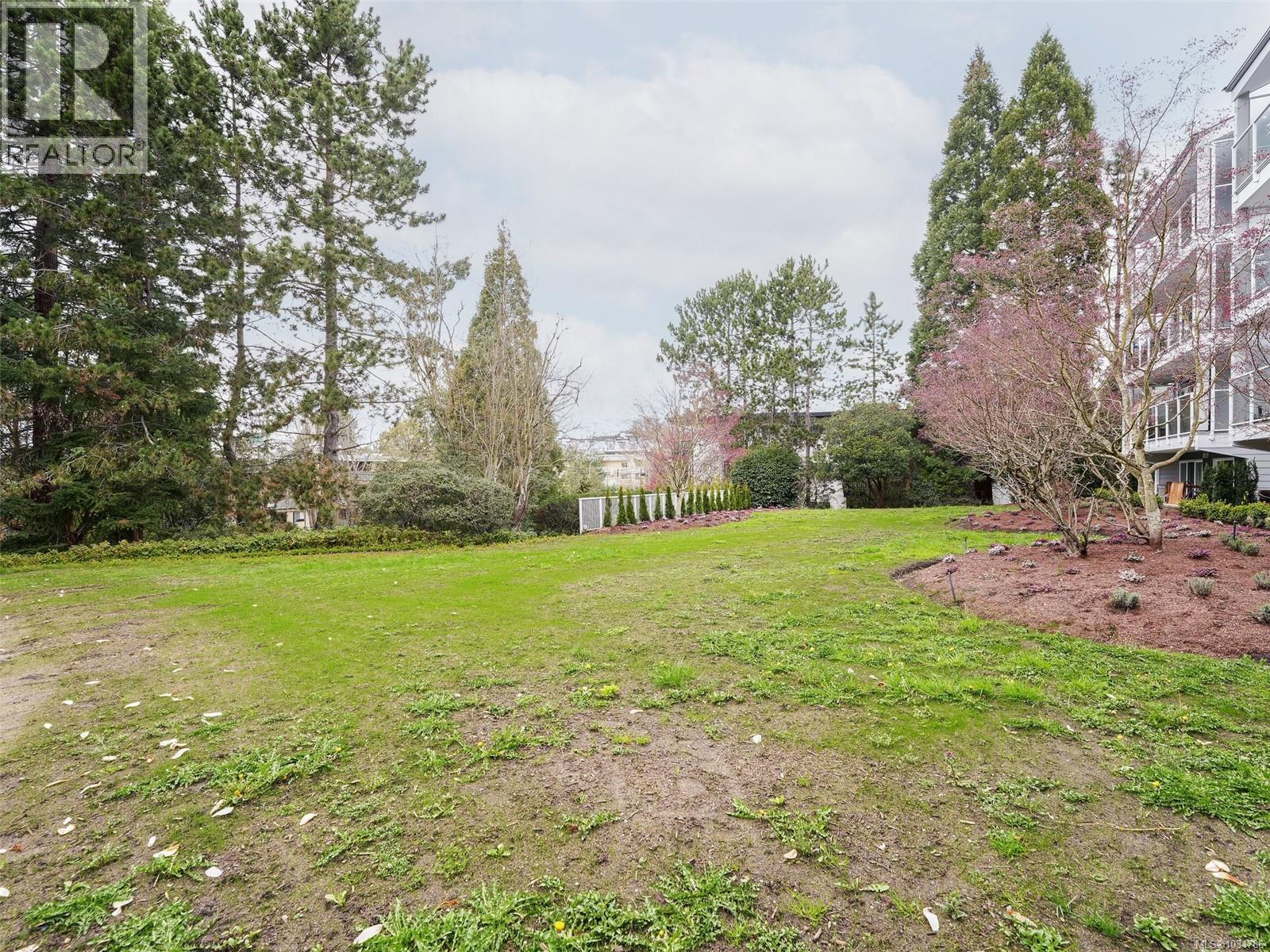 #102 3277 Quadra St - 20