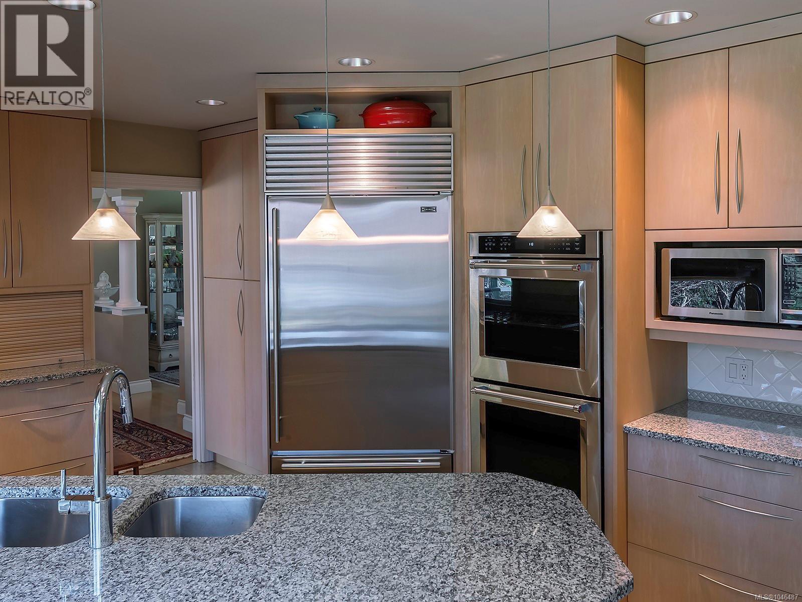 3240 Beach Dr - 14