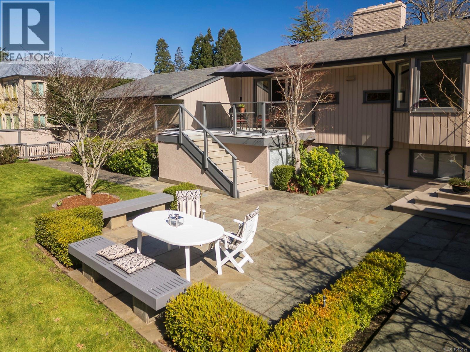 3240 Beach Dr - 40