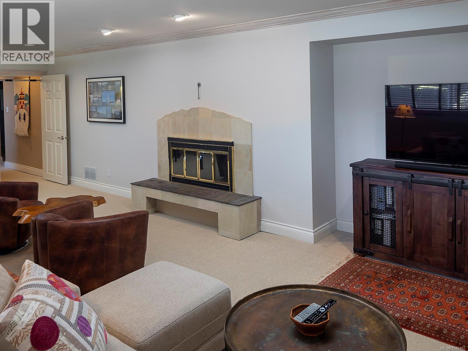 3240 Beach Dr - 31