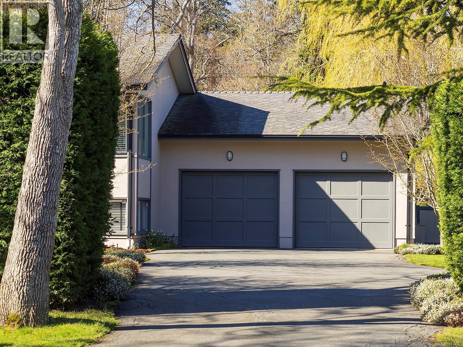 3240 Beach Dr, Oak Bay — photo 3