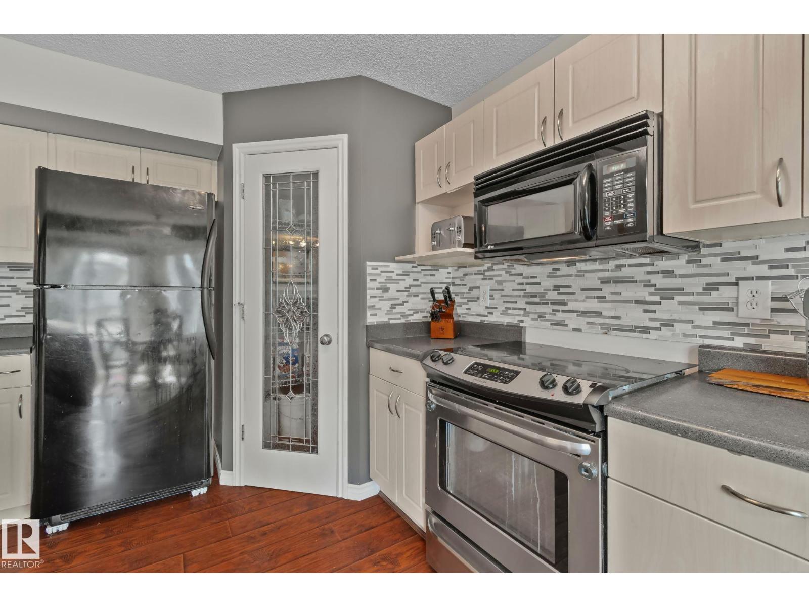 9 LANDON DR - 10