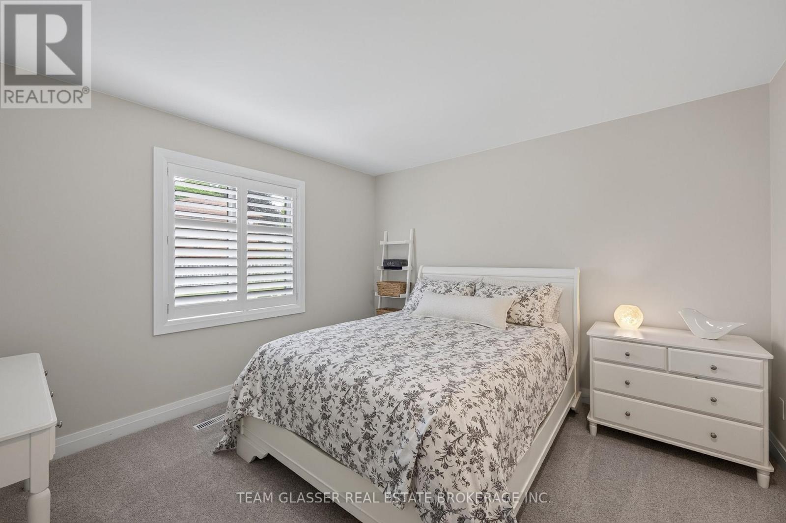 27 CHESTNUT HILL - Image 40