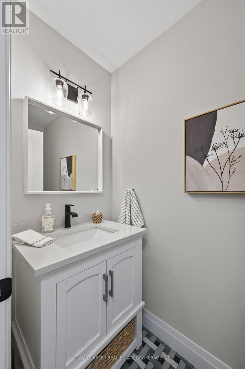 27 CHESTNUT HILL - Image 44
