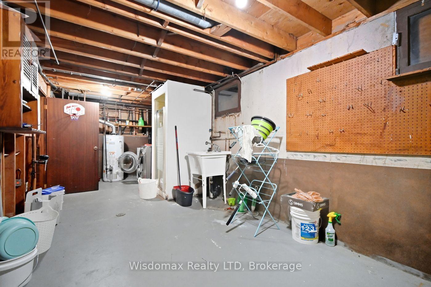 3384 BAKER CRESCENT - 32