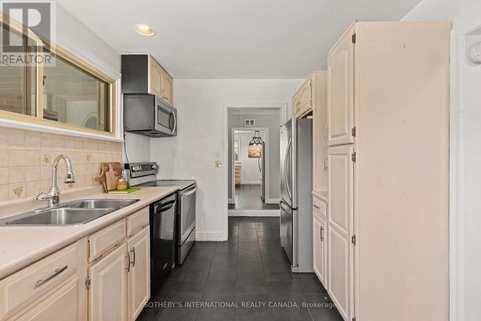 9 BABINGTON COURT - 15