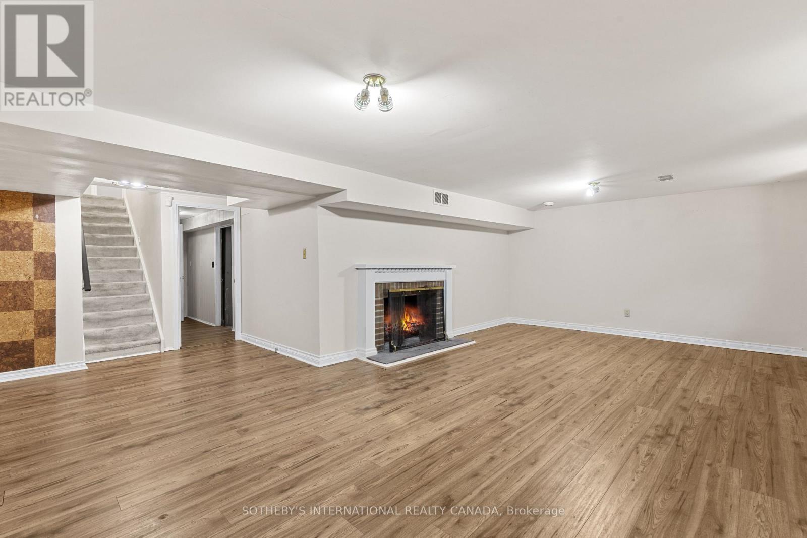 9 BABINGTON COURT - 25