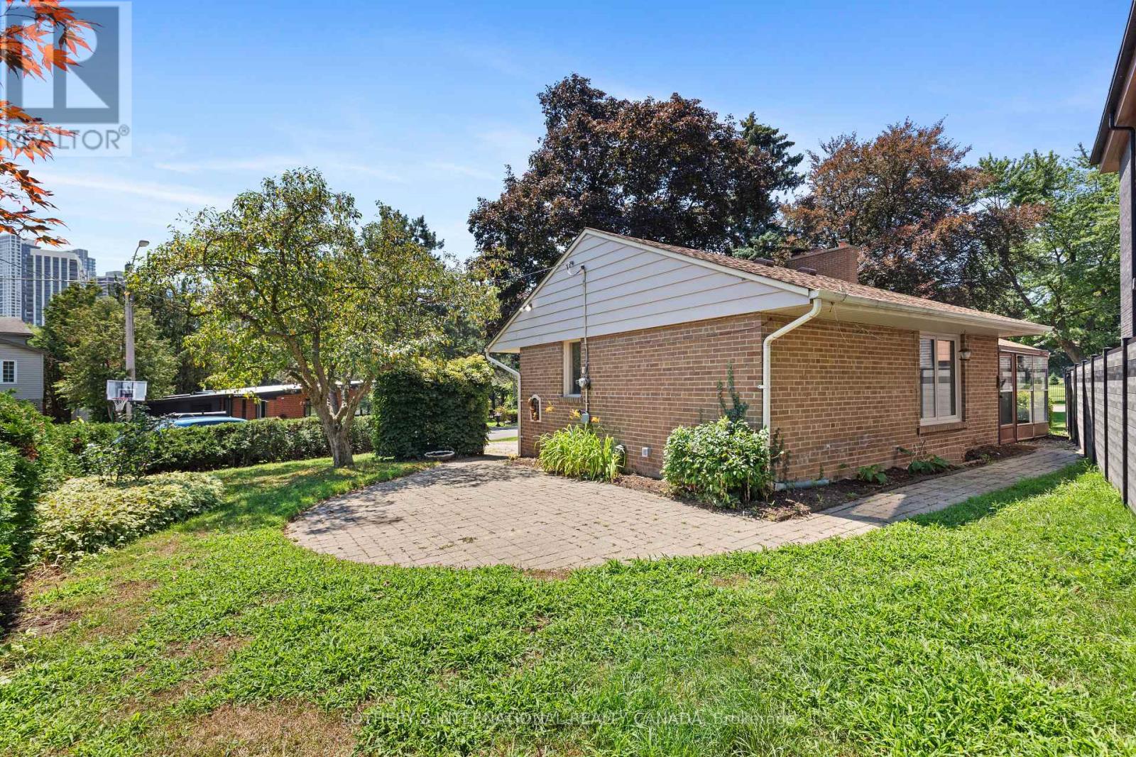 9 BABINGTON COURT - 29