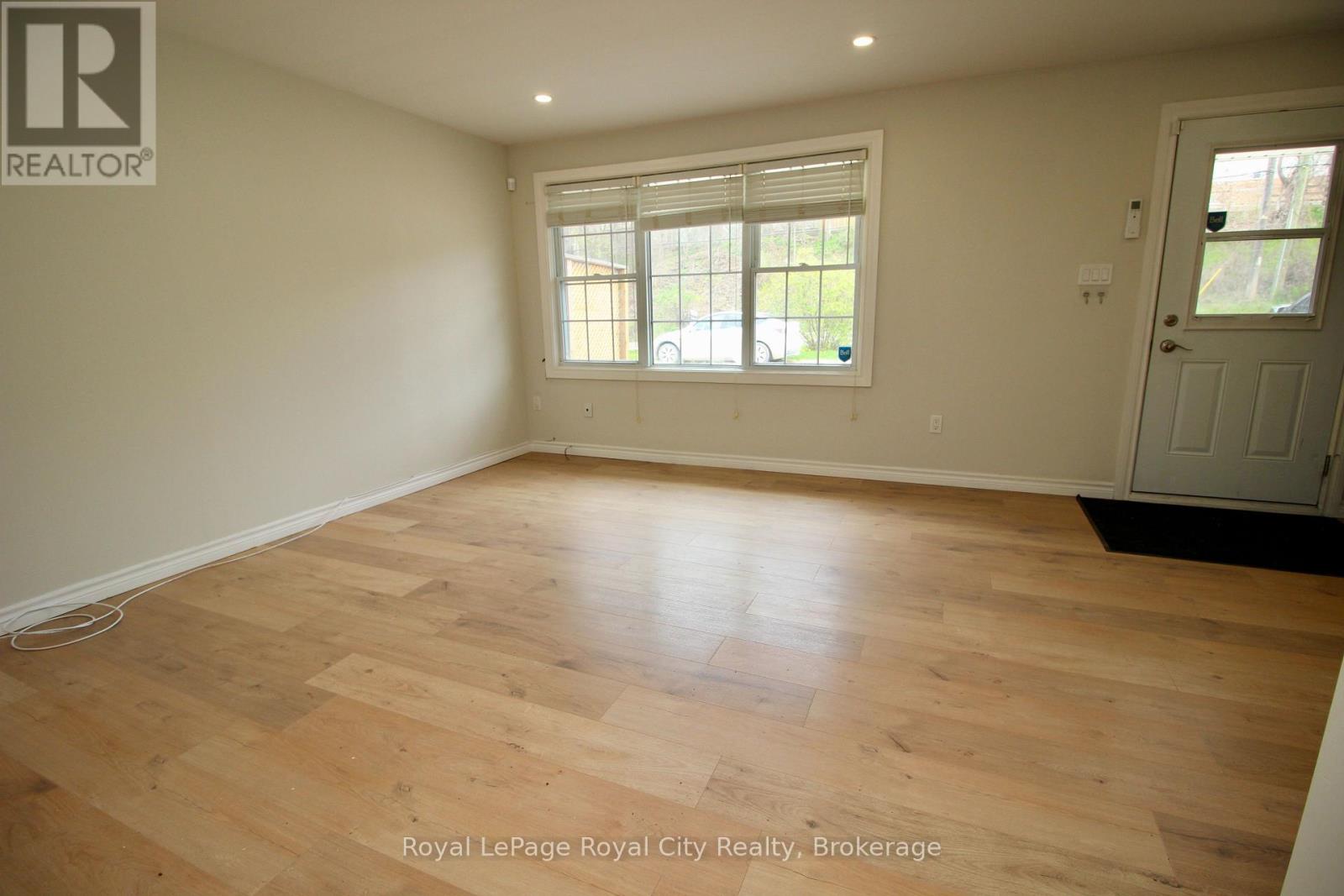 405 MAIN STREET S - 27