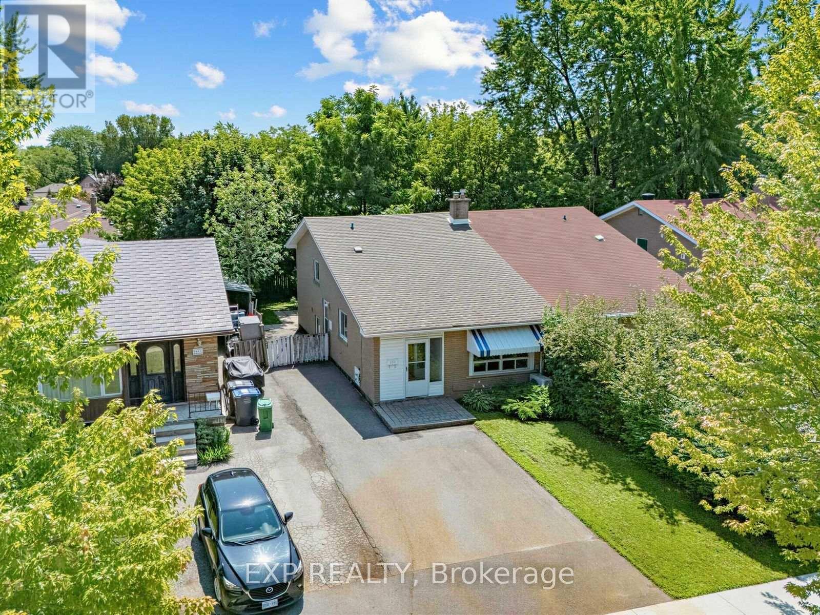 1586 SANDGATE CRESCENT - 1