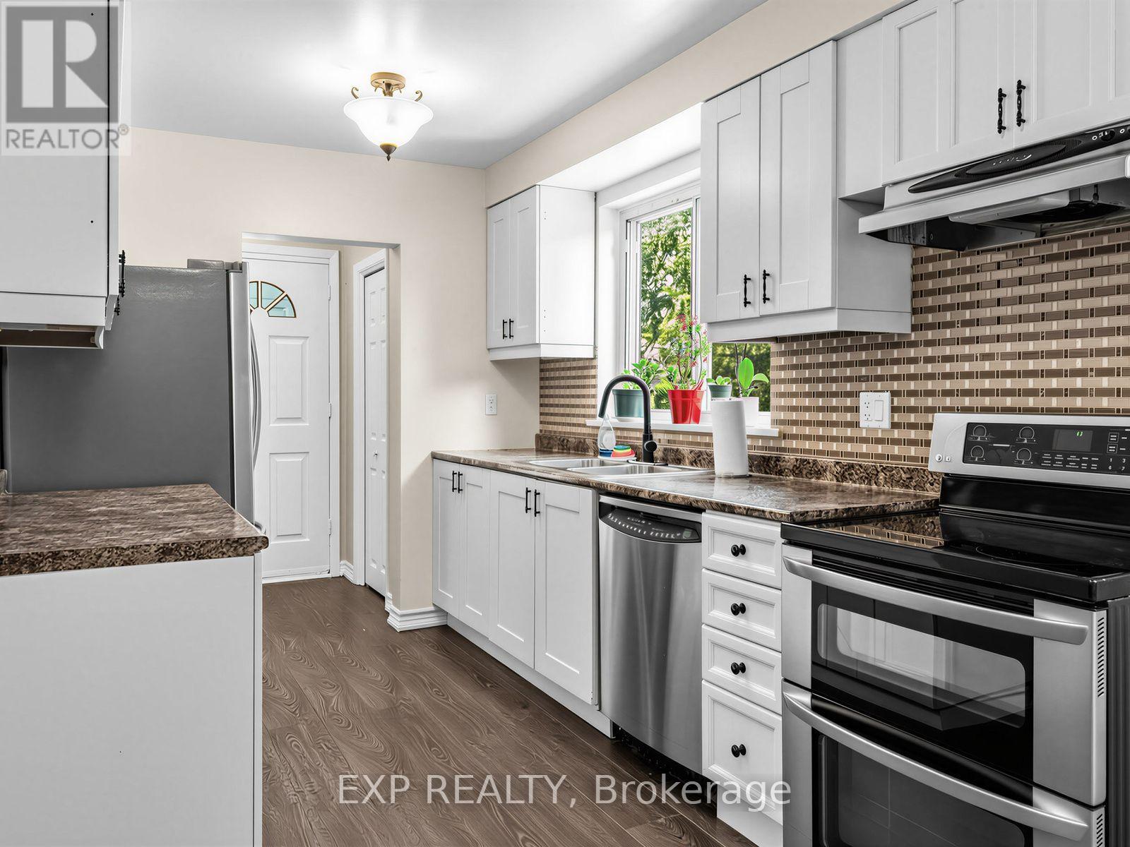 1586 SANDGATE CRESCENT - 14