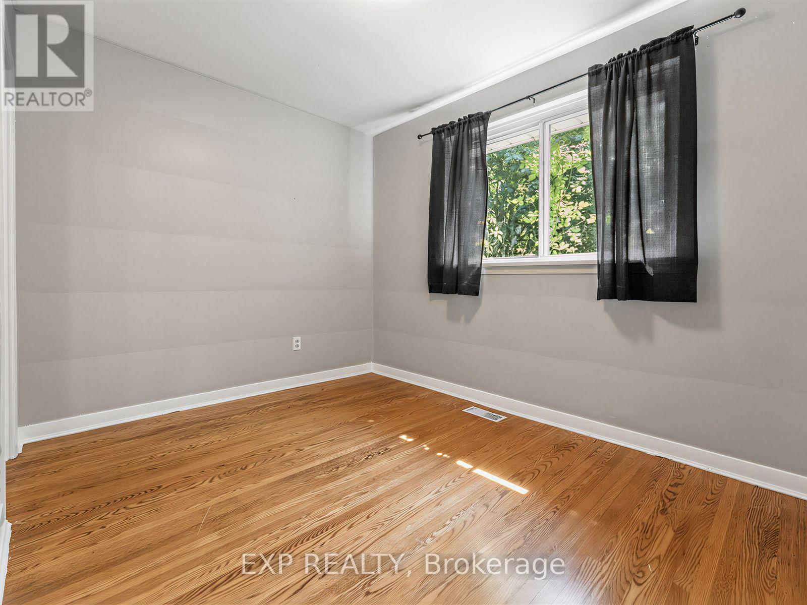 1586 SANDGATE CRESCENT - 19