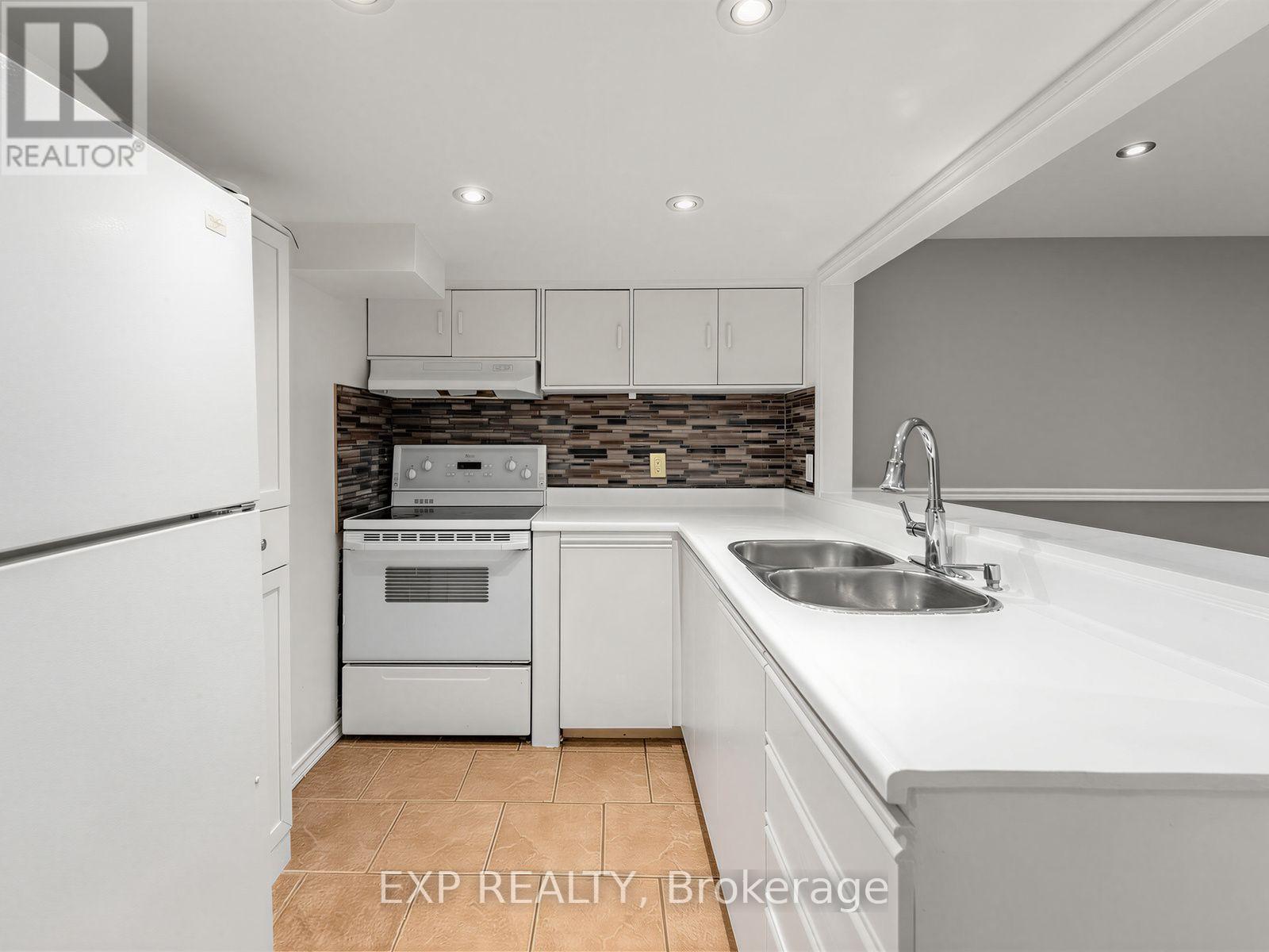 1586 SANDGATE CRESCENT - 27