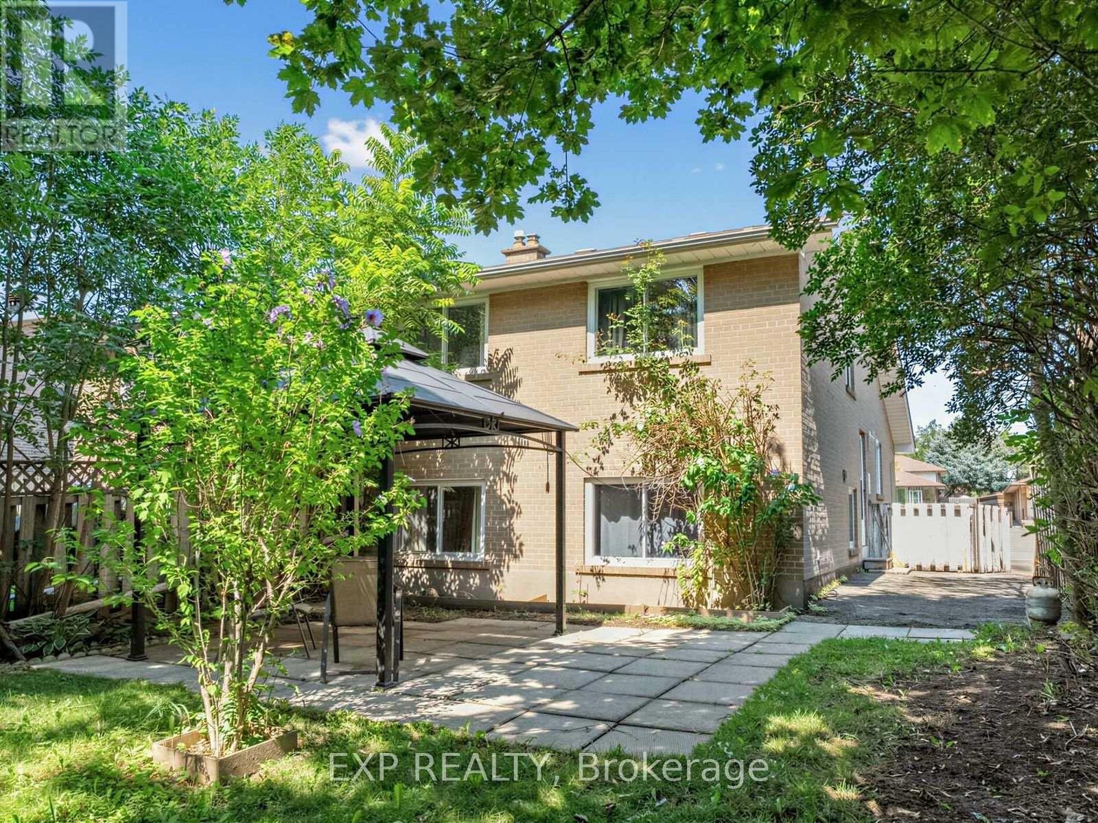 1586 SANDGATE CRESCENT - 35