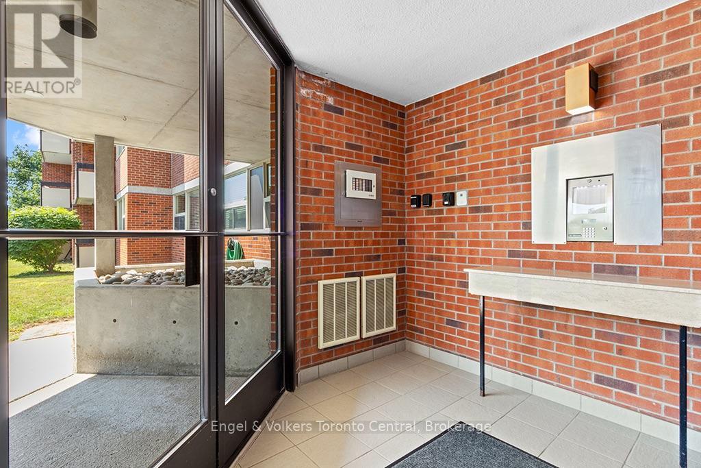 #402 860 9TH STREET E - Image 4
