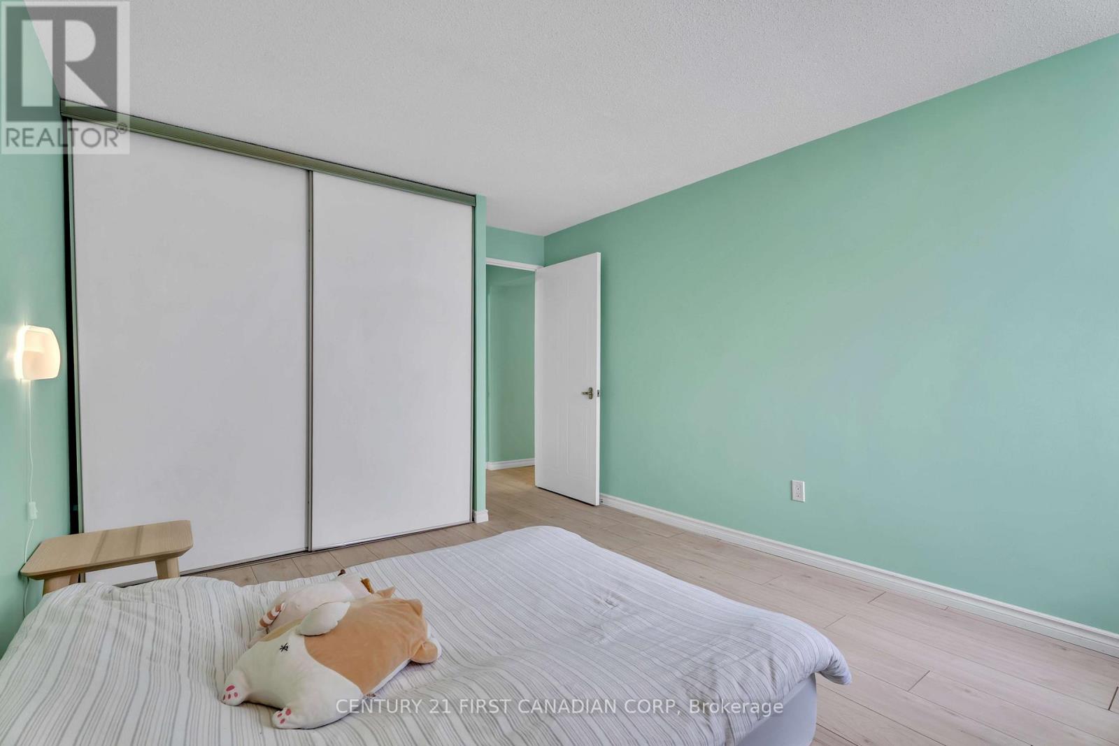 #912 570 PROUDFOOT LANE - 22