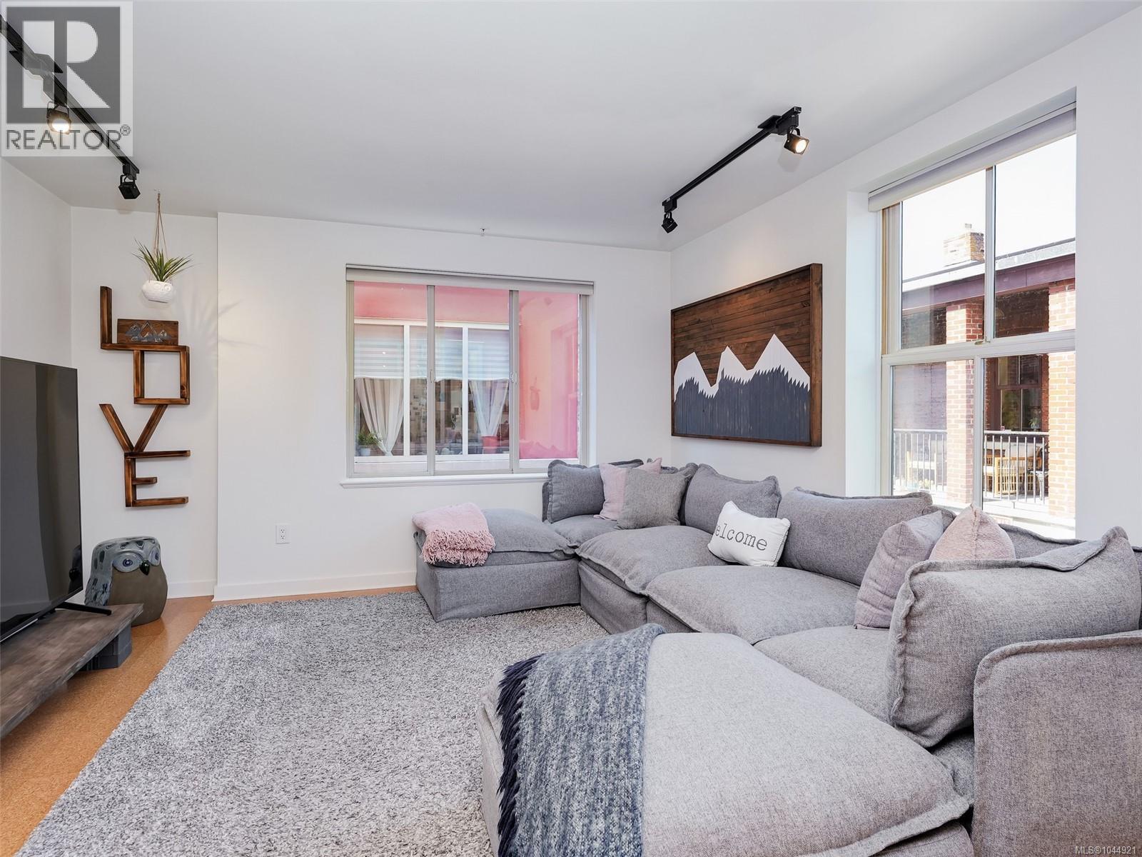 1 532 1/2 Fisgard Street, Victoria