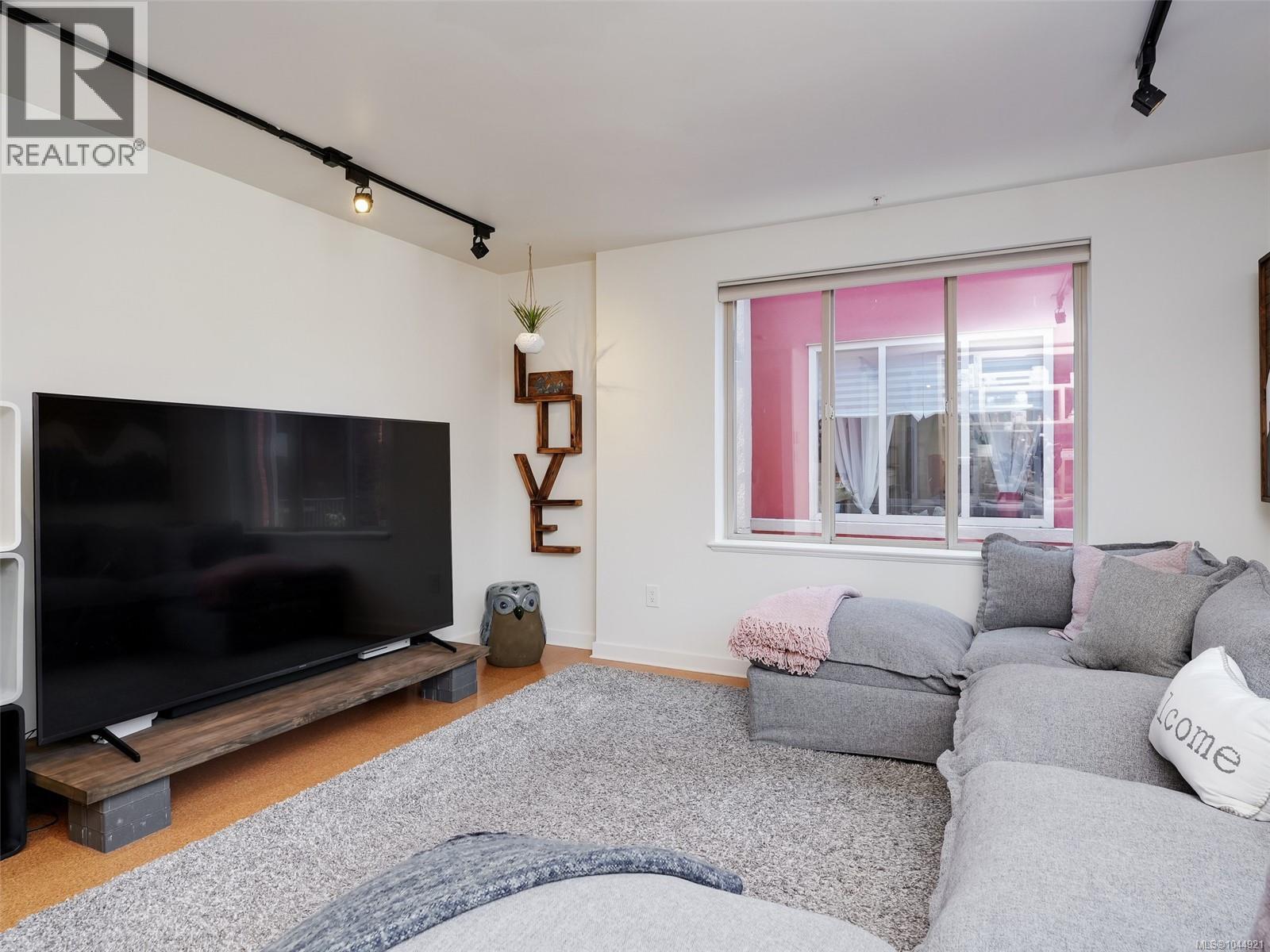 1 532 1/2 Fisgard Street, Victoria