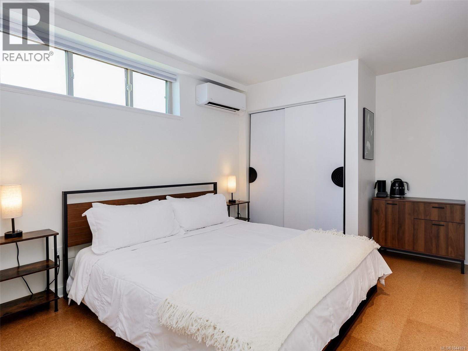1 532 1/2 Fisgard Street, Victoria