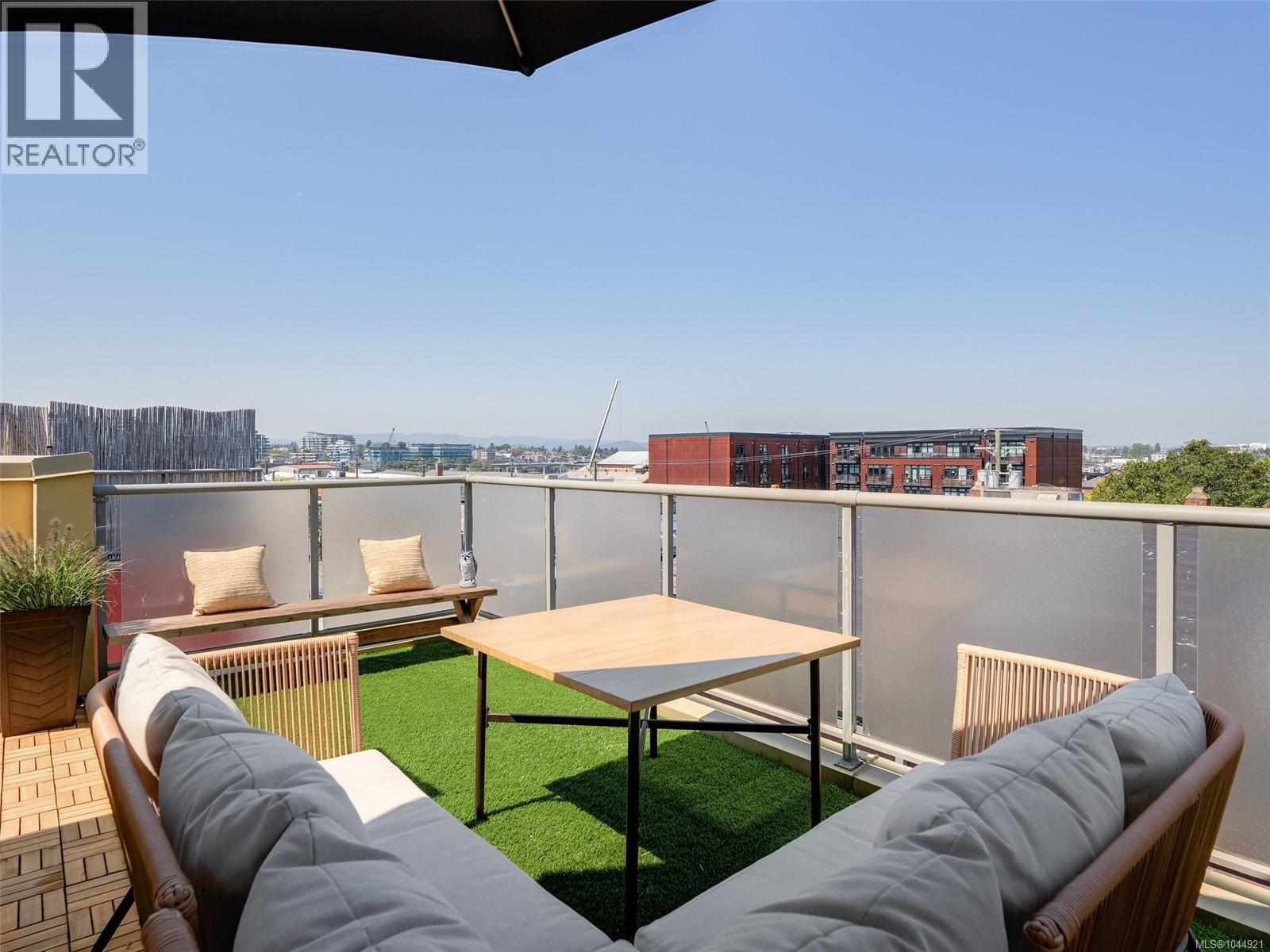 #1 532 1/2 Fisgard St - 23