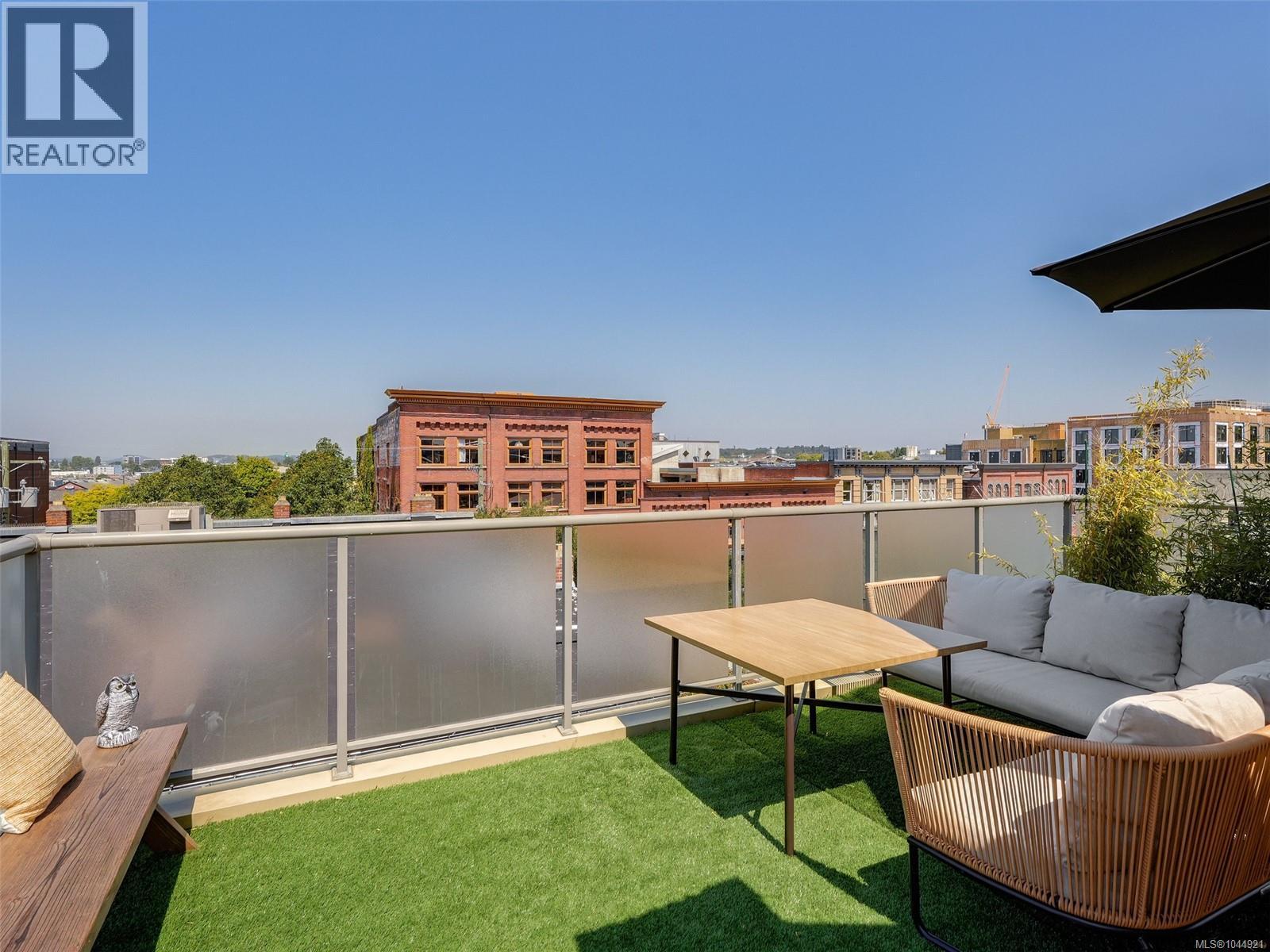 1 532 1/2 Fisgard Street, Victoria