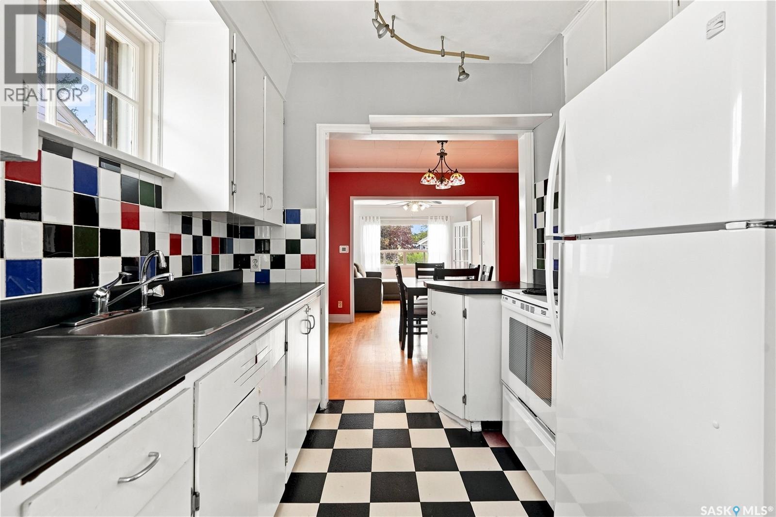 2161 Queen STREET - 17