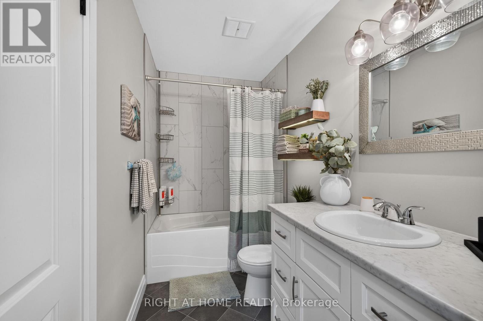 37 RENNY CRESCENT - 18