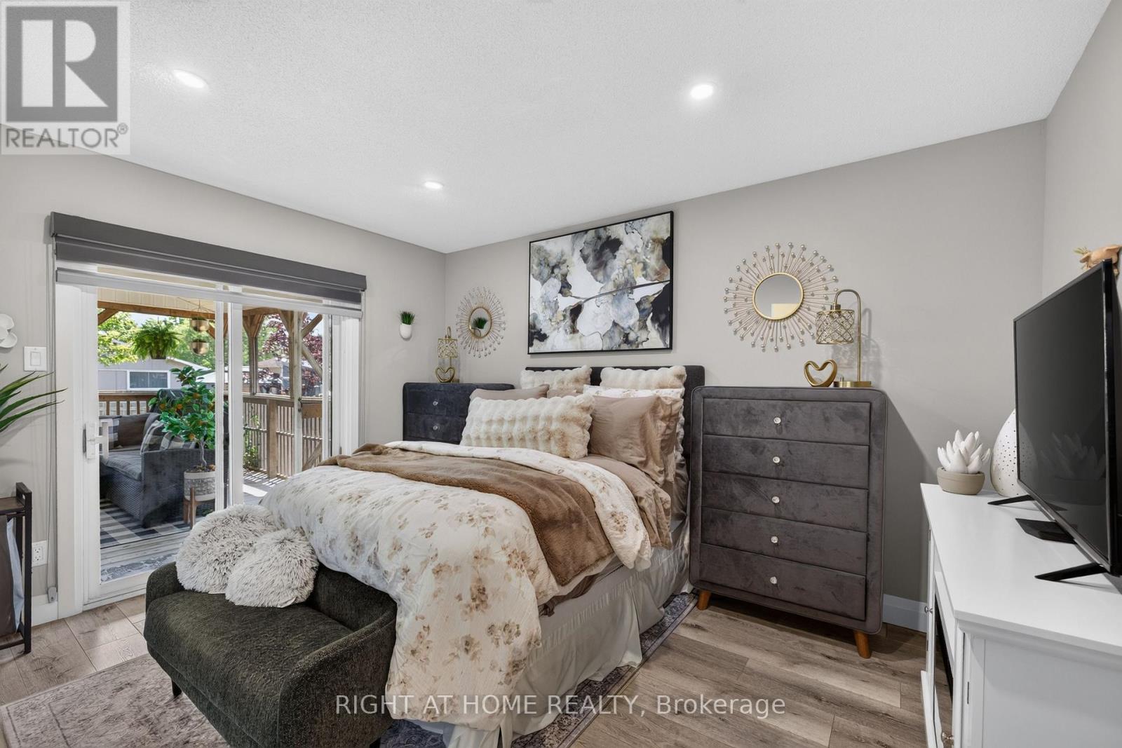 37 RENNY CRESCENT - 22