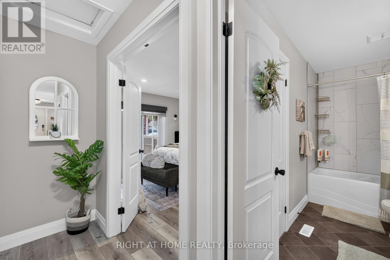 37 RENNY CRESCENT - 26