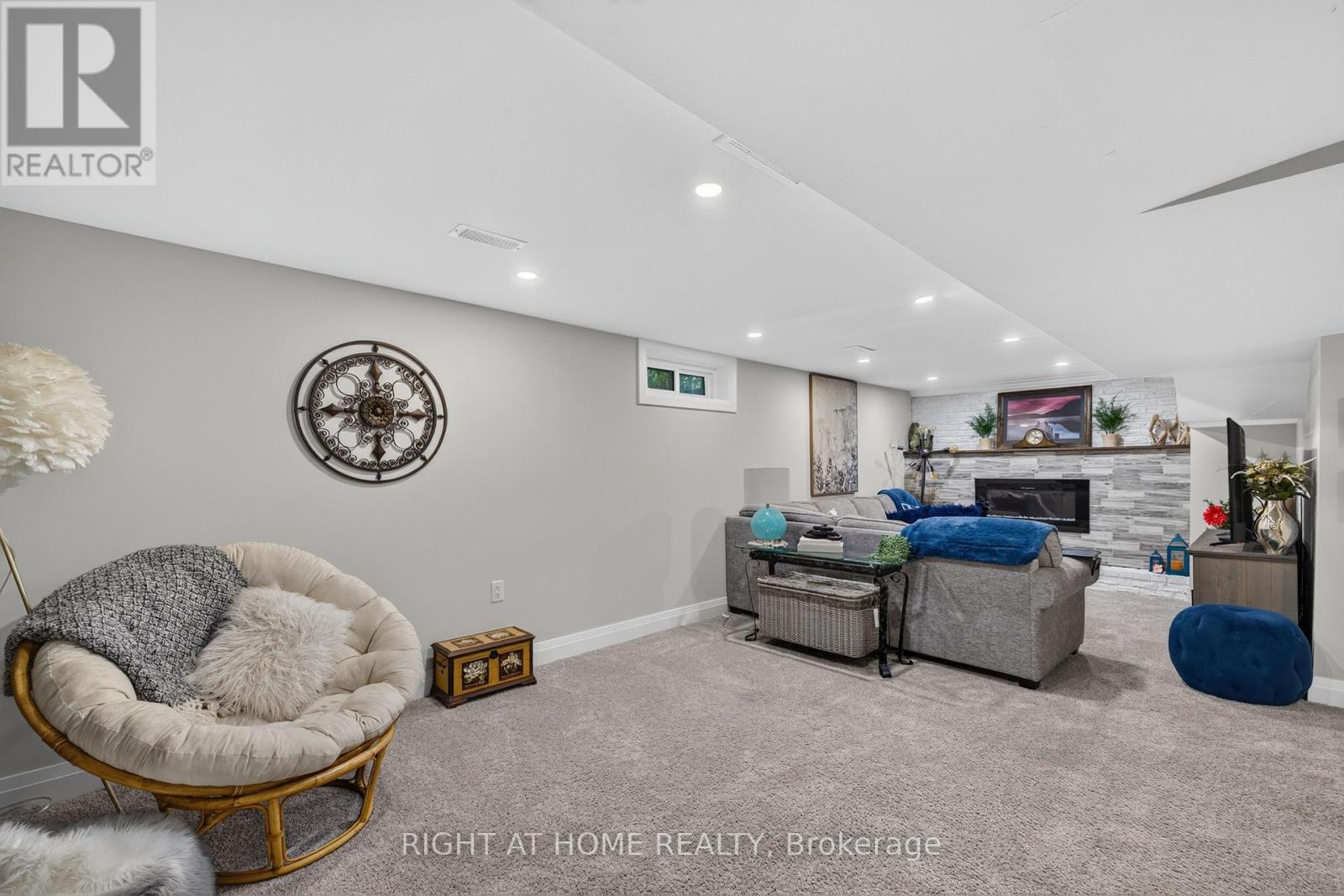 37 RENNY CRESCENT - 28