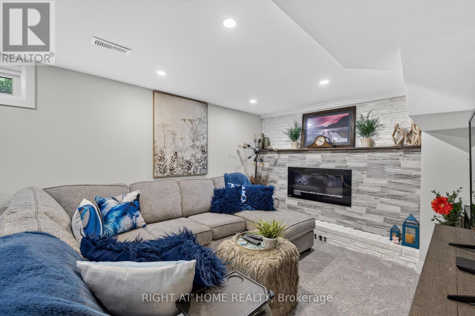 37 RENNY CRESCENT - 29