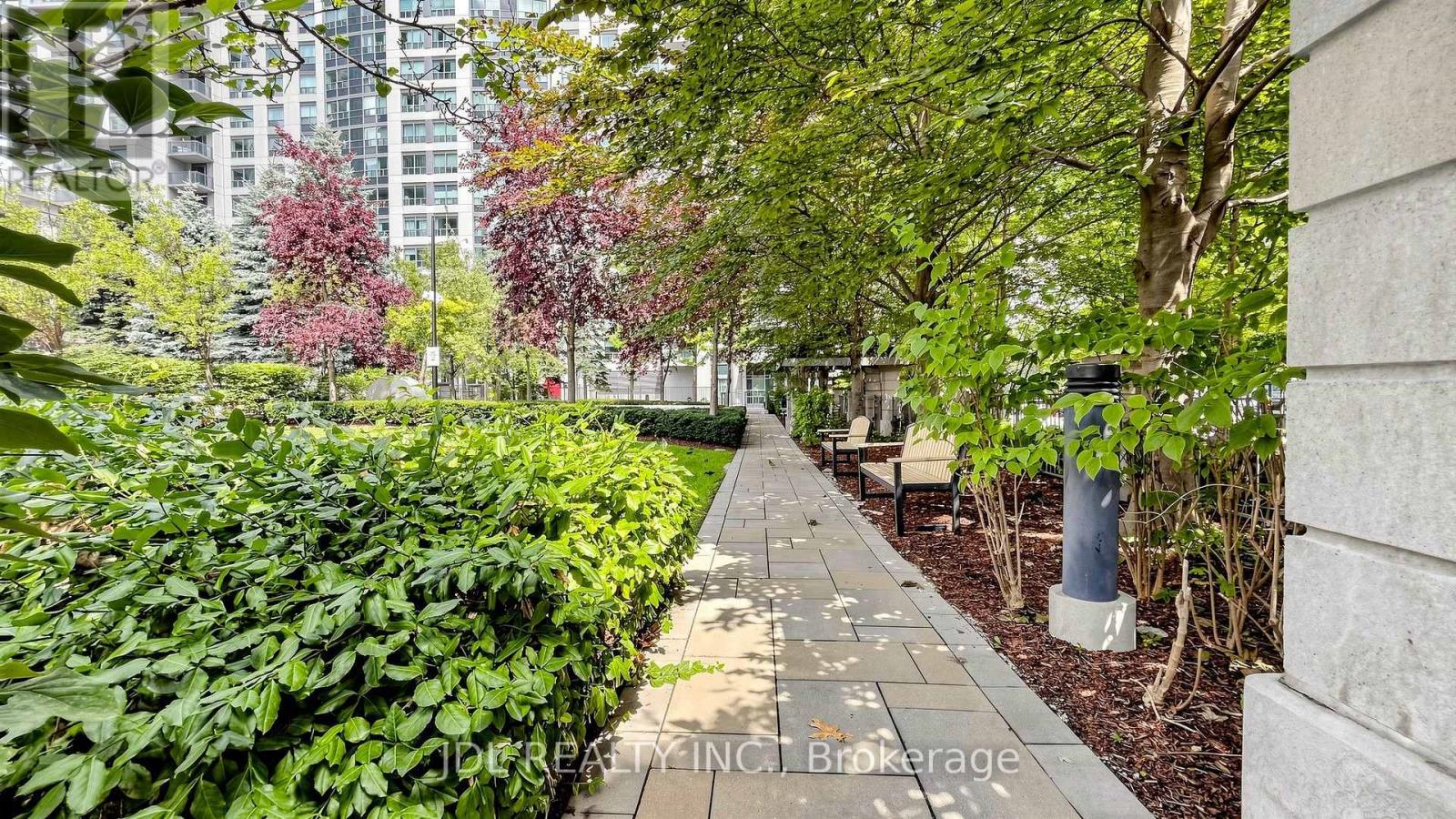 #2005 21 HILLCREST AVENUE - 18