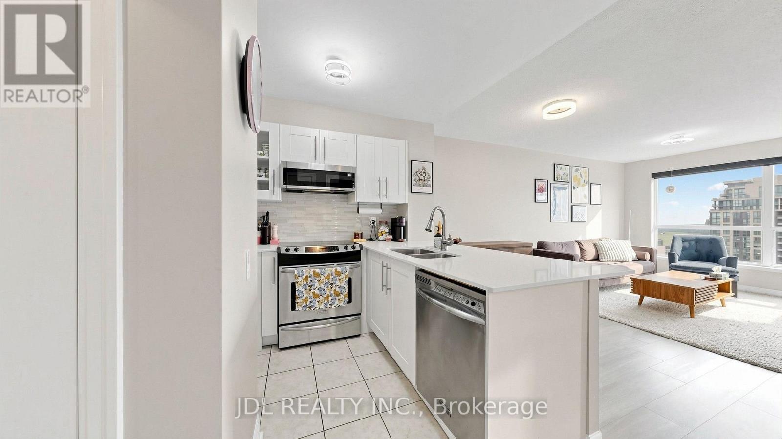 #2005 21 HILLCREST AVENUE - 8