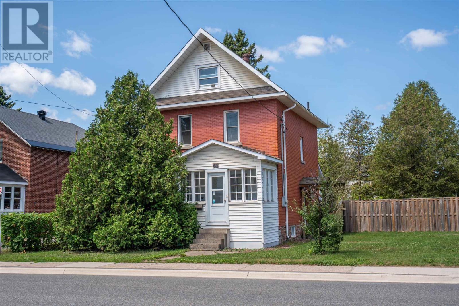 31 St. George's AVE E