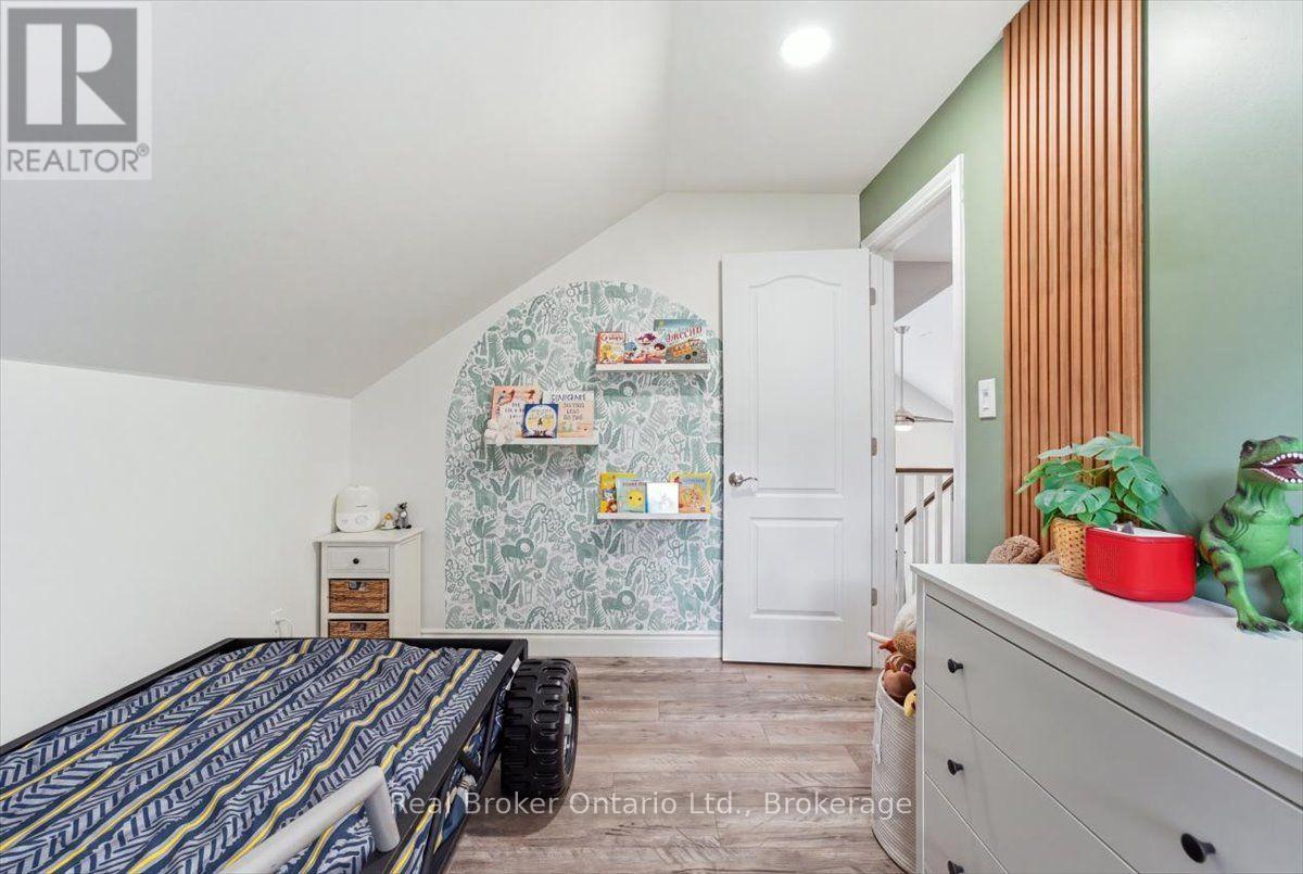 1A CLARENCE AVENUE - 24