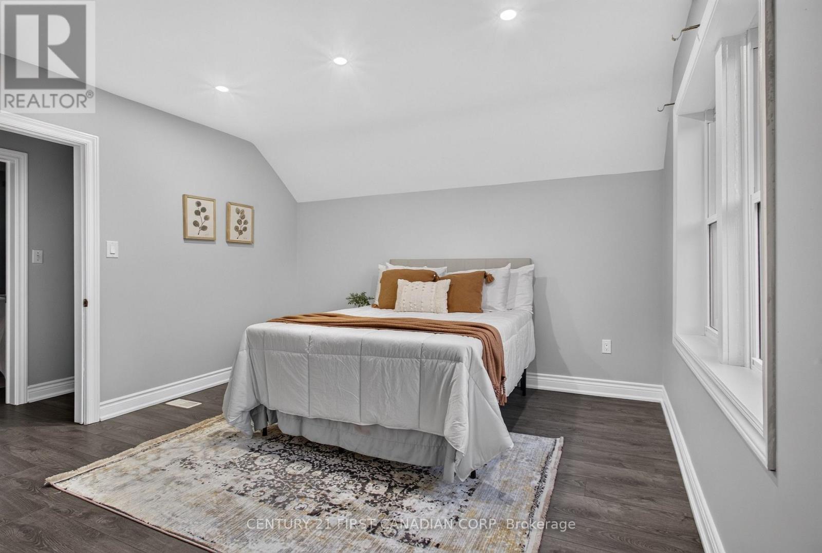 384 WHARNCLIFFE ROAD S - Image 16