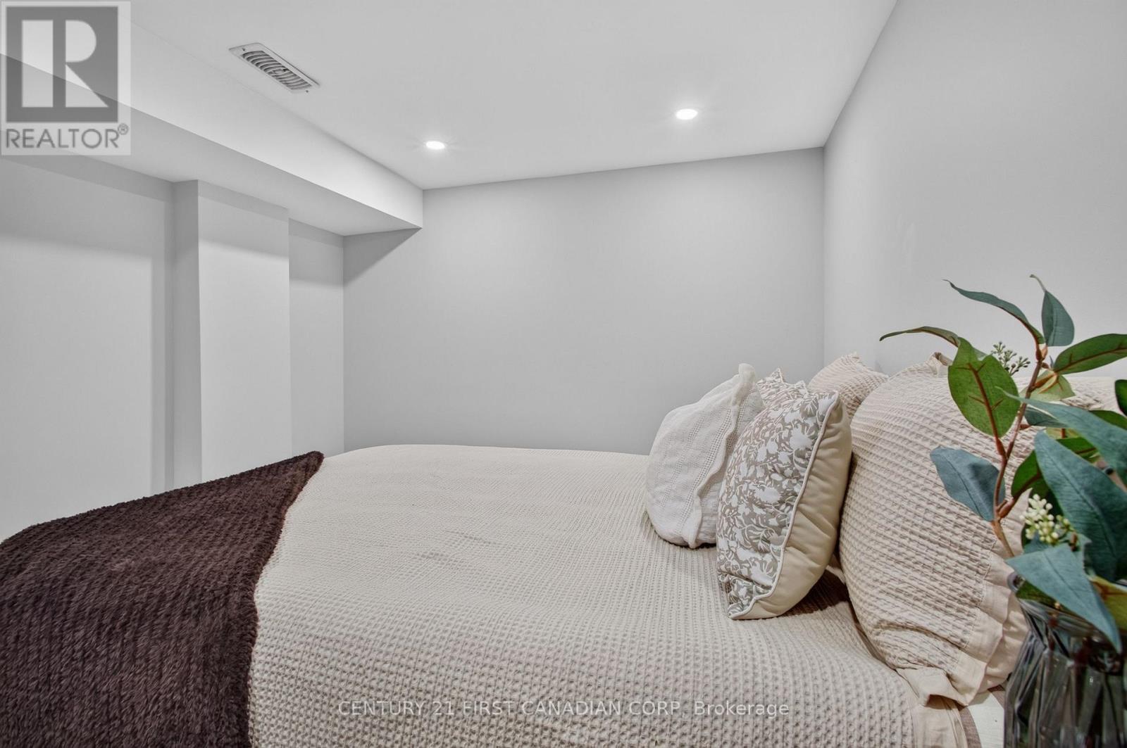 384 WHARNCLIFFE ROAD S - Image 31
